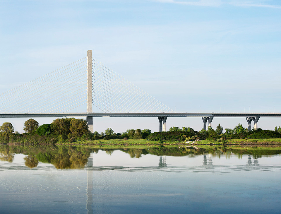 Samuel de champlain bridge from the side